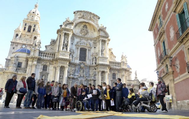 Un megalazo solidario amarillo en la Plaza Belluga para concienciar sobre la espina bífida - 1, Foto 1