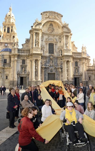 Un megalazo solidario amarillo en la Plaza Belluga para concienciar sobre la espina bífida - 2, Foto 2