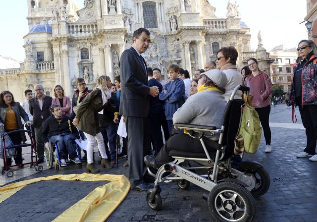 Un megalazo solidario amarillo en la Plaza Belluga para concienciar sobre la espina bífida - 3, Foto 3