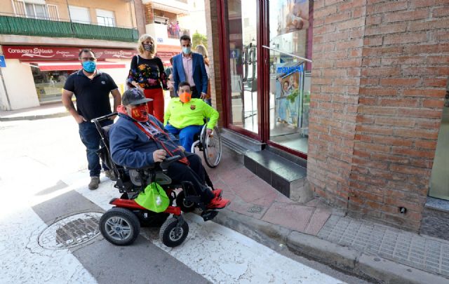 Fotos del pedáneo de Santiago el Mayor (PSOE), junto a los concejales del Agenda Urbana (PP) y Fomento (Ciudadanos), Foto 1