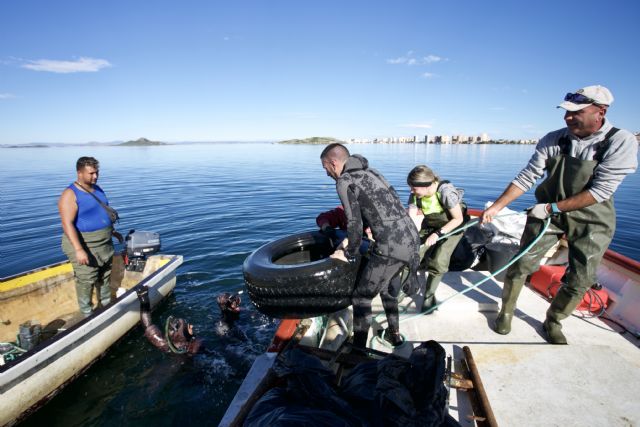 La Fundación Estrella de Levante retira 15 toneladas de residuos de los fondos del Mar Menor - 1, Foto 1