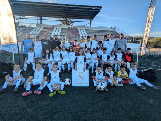 El Ayuntamiento de Puerto Lumbreras y la Fundación Real Madrid renuevan su colaboración para seguir desarrollando la Escuela Socio-Deportiva de Integración - 1, Foto 1