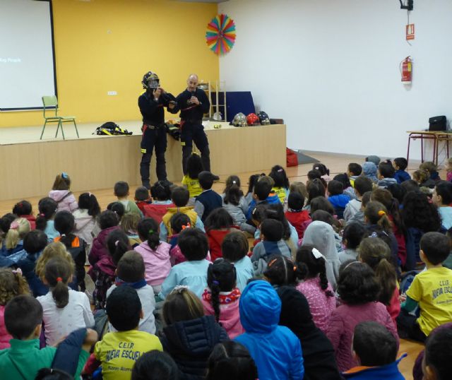 Bomberos de SABIC explican normas básicas de seguridad a los alumnos del colegio Nueva Escuela - 1, Foto 1