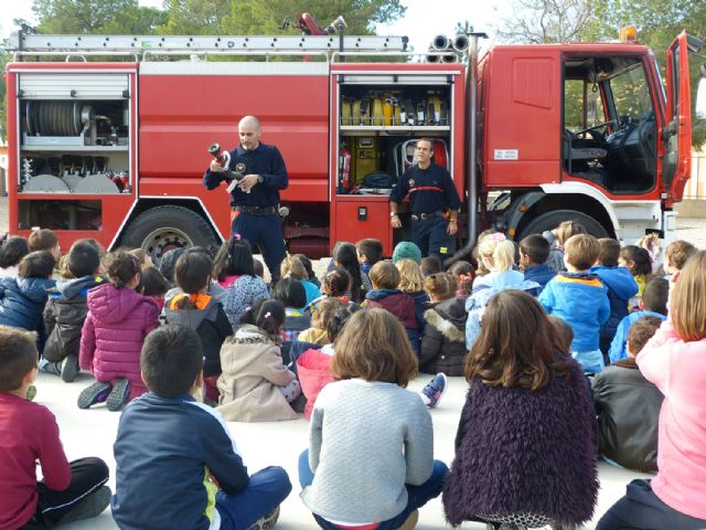 Bomberos de SABIC explican normas básicas de seguridad a los alumnos del colegio Nueva Escuela - 2, Foto 2