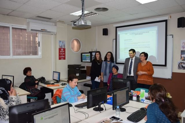 Un taller financiado por la Comunidad enseña a personas con discapacidad a buscar empleo por internet - 1, Foto 1