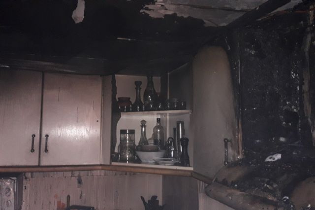 Bomberos y Policía Local intervienen en la extinción de un incendio en una vivienda de la Alameda de San Antón - 1, Foto 1