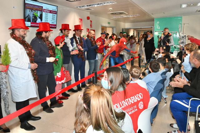 Los payasos de hospital llevan la Navidad a los niños ingresados en la Arrixaca - 1, Foto 1