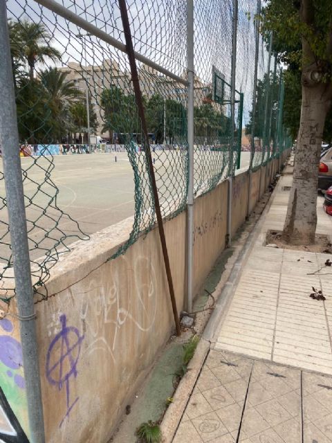 Sí Cartagena denuncia el estado de abandono de la pista deportiva del Ensanche Almarjal - 1, Foto 1