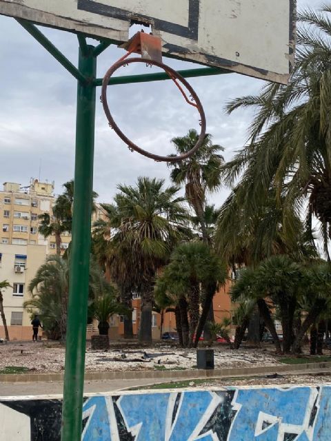 Sí Cartagena denuncia el estado de abandono de la pista deportiva del Ensanche Almarjal - 2, Foto 2