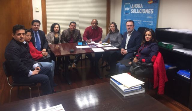 Los responsables de la ponencia Bienestar social y nuevas oportunidades mantienen una reunión con la comisión de asuntos iberoamericanos y la asociacion FEREMUR - 1, Foto 1