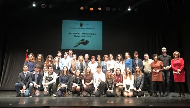 Educación entrega los Premios Extraordinarios de ESO, Bachillerato y Enseñanzas Artísticas del curso 2015/2016 - 1, Foto 1