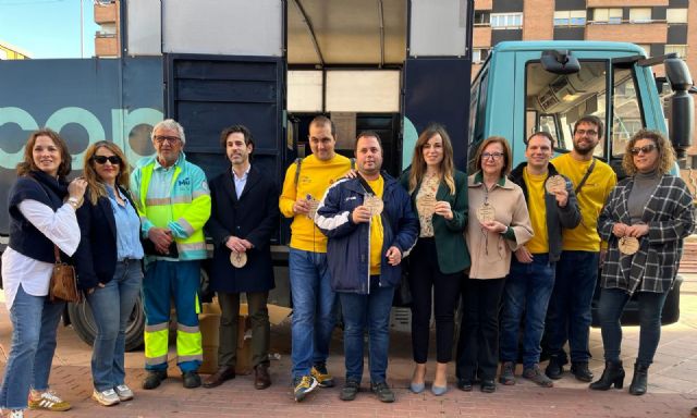 El Ayuntamiento impulsa una campaña para promover la separación de residuos, papel y cartón en los mercadillos semanales - 1, Foto 1