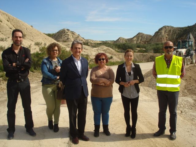 La alcaldesa visita junto al director general de carreteras las obras en la RM - B31 que conecta Campos del Río con la pedanía de Los Rodeos - 1, Foto 1