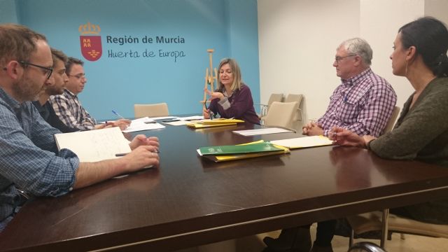 La directora general de Fondos Agrarios, Carmen García Frago, aborda con los apicultores la aplicación de la línea apícola incluida en el PDR - 1, Foto 1