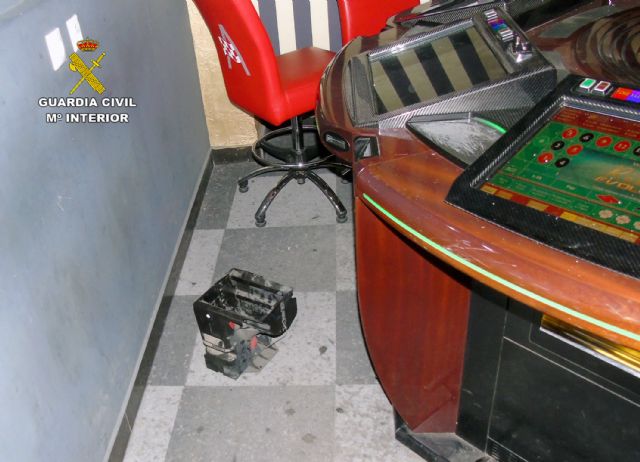 La Guardia Civil detiene a tres jóvenes por el robo en un salón recreativo de Los Belones-Cartagena - 1, Foto 1