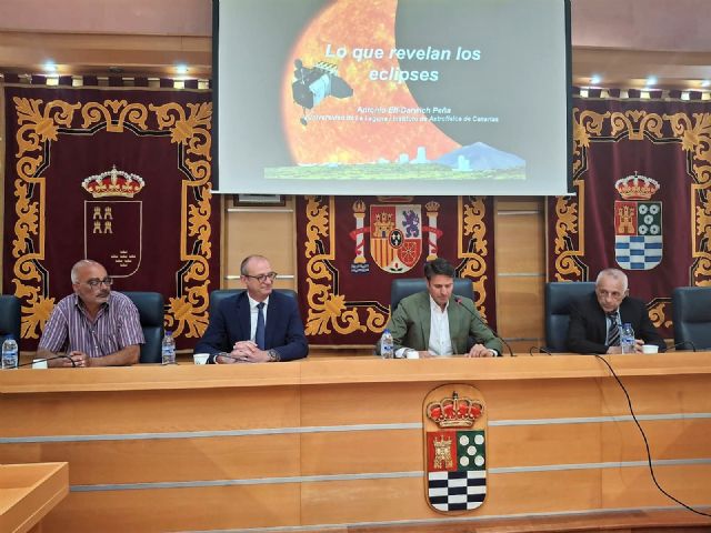 La Fundación de Estudios Médicos acerca el fenómeno de los eclipses solares al alumnado de la Región La Fundación de Estudios Médicos acerca el fenómeno de los eclipses solares al alumnado de la Región