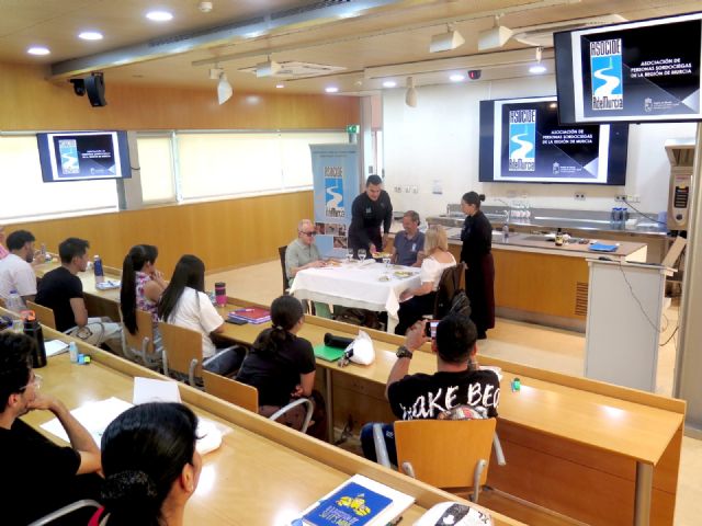 Los alumnos del Centro de Cualificación Turística se forman para ofrecer un servicio más inclusivo a personas con discapacidad visual y auditiva en establecimientos hosteleros Los alumnos del Centro de Cualificación Turística se forman para ofrecer un servicio más inclusivo a personas con discapacidad visual y auditiva en establecimientos hosteleros