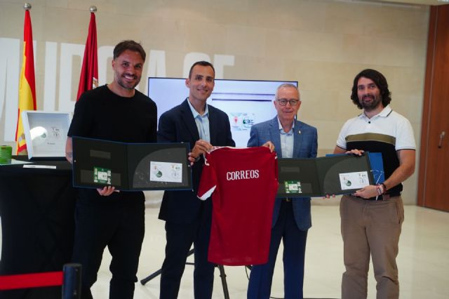 Correos presenta el sello dedicado al centenario del Real Murcia C.F Correos presenta el sello dedicado al centenario del Real Murcia C.F