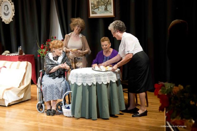 El grupo de teatro Bambalinas despidió su curso con una representación a favor de las Hermanitas de los Pobres - 1, Foto 1