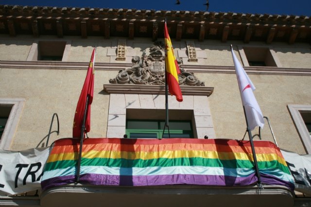 Se coloca la bandera “Arcoiris” en el balcón del Ayuntamiento de Totana para escenificar el apoyo institucional al Colectivo LGTBI, Foto 1