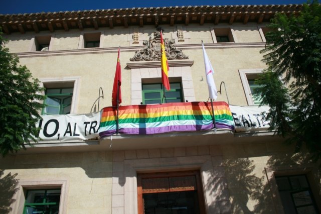 Se coloca la bandera “Arcoiris” en el balcón del Ayuntamiento de Totana para escenificar el apoyo institucional al Colectivo LGTBI, Foto 2