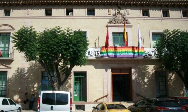 Se coloca la bandera “Arcoiris” en el balcón del Ayuntamiento de Totana para escenificar el apoyo institucional al Colectivo LGTBI, Foto 3