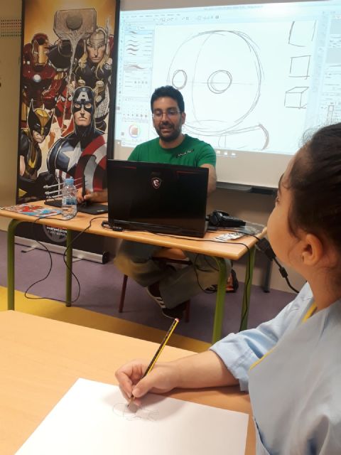 El dibujante de Marvel Salva Espín da con la UPCT una masterclass de cómics en el aula hospitalaria de La Arrixaca - 1, Foto 1