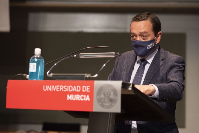 El presidente de la CROEM pone en valor la importancia de la formación continua en el acto de clausura de los Másteres Oficiales de la Facultad de Economía y Empresa de la UMU - 1, Foto 1