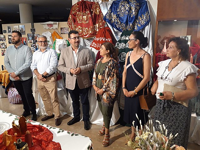 El alcalde asiste a la inauguración de la exposición de trabajos de la Universidad Popular de Cieza - 1, Foto 1