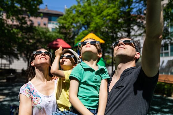 Cómo disfrutar del eclipse total de sol sin poner en riesgo tus ojos Cómo disfrutar del eclipse total de sol sin poner en riesgo tus ojos