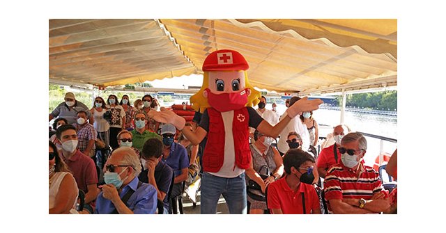 El día de la Virgen del Carmen, los socios e invitado del Ateneo de Triana navegaron por el Guadalquivir al son de la Banda Municipal de Jabugo - 2, Foto 2