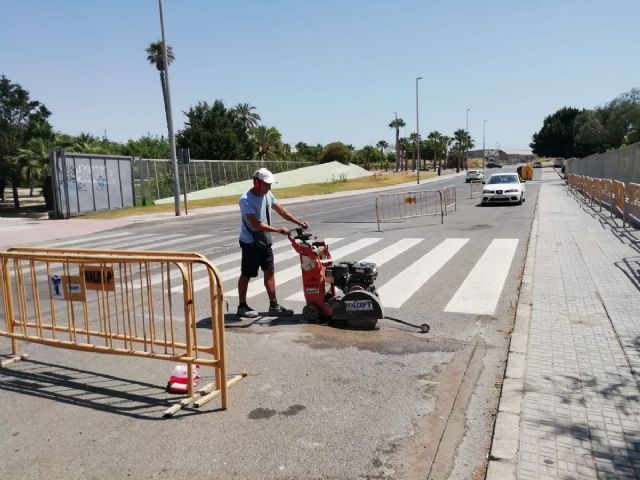 Reparan la acera que se había hundido junto al Parque de la Rosa - 1, Foto 1