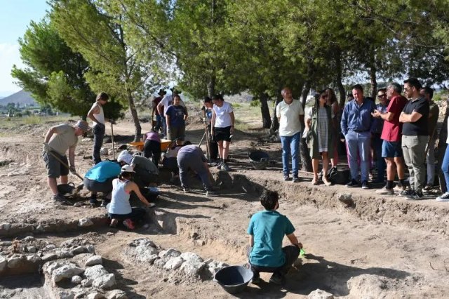 El alcalde de Mula y la corporación municipal visitan las excavaciones de Villaricos - 1, Foto 1