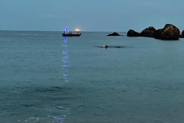 Rescatado un joven de las aguas de Cala Cortina - 1, Foto 1