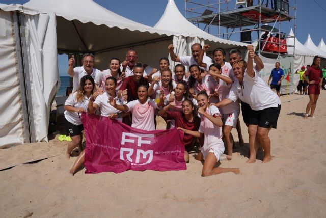 La entrenadora de Bullas Inma Amor logra con la Selección Femenina Murciana Sub-17 el Campeonato de España de Selecciones Autonómicas de Fútbol Playa - 2, Foto 2