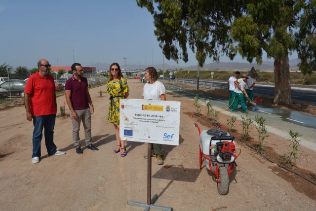 La alcaldesa y el edil de Desarrollo Económico y Formación supervisan las actuaciones de los participantes en el Programa Mixto de Empleo y Formación dirigido a jóvenes beneficiarios de Garantía Juvenil - 1, Foto 1