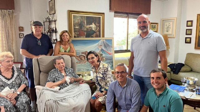 El Paso Azul rinde homenaje a Doña Pura Vizcaíno, la primera mujer en desfilar una cuadriga a galope en la Semana Santa de Lorca - 1, Foto 1