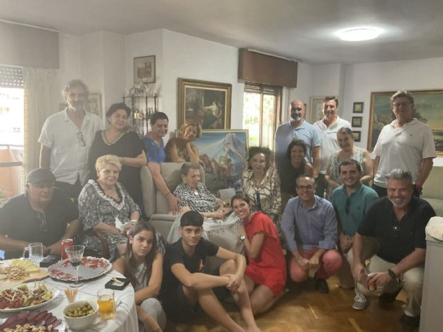 El Paso Azul rinde homenaje a Doña Pura Vizcaíno, la primera mujer en desfilar una cuadriga a galope en la Semana Santa de Lorca - 2, Foto 2