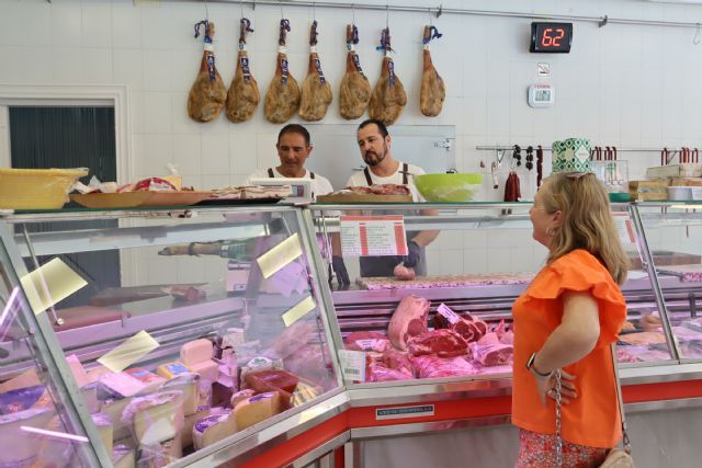 María Ros consigue el reto de gastar 2.000 euros en menos de 120 minutos en comercios pinatarenses - 3, Foto 3