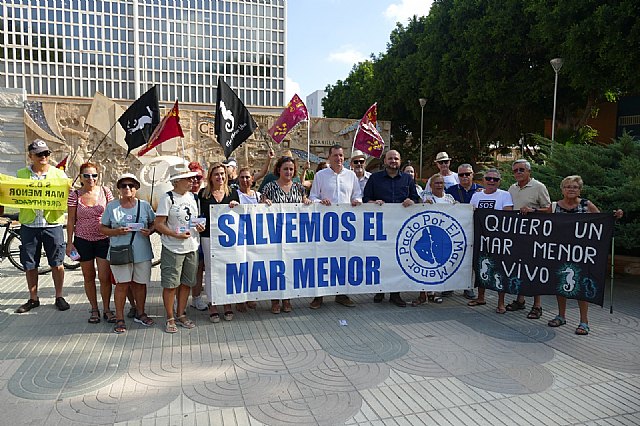 El PSOE denuncia la aparición de peces muertos en Los Nietos - 2, Foto 2