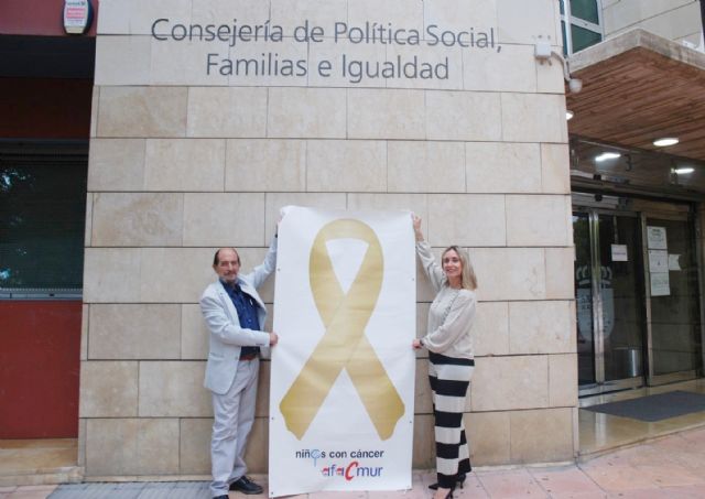 La Consejería de Política Social se une a la campaña de concienciación del cáncer infantil con un lazo dorado en su fachada - 1, Foto 1