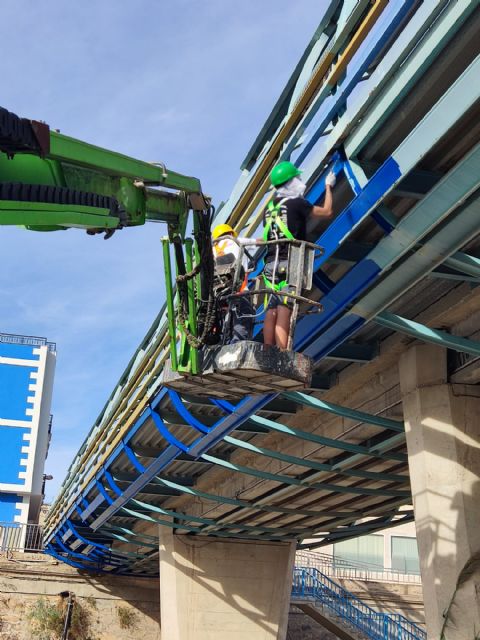 El Ayuntamiento ejecuta obras de mantenimiento en la pasarela y en el puente que cruzan la Rambla de Nogalte - 2, Foto 2