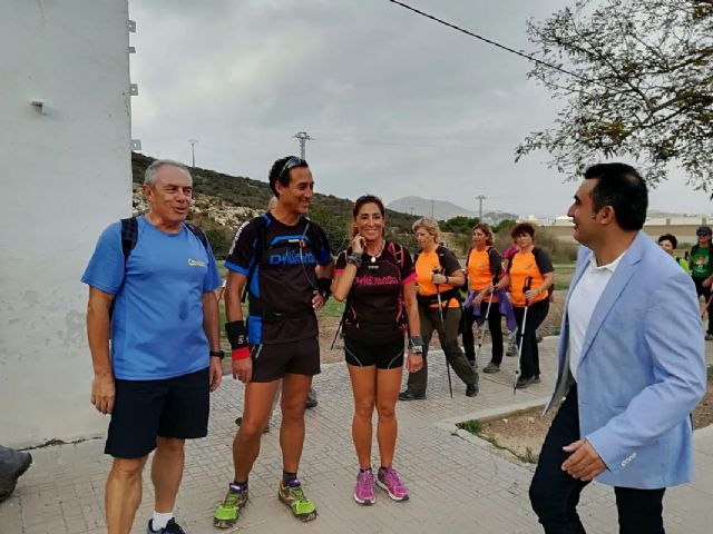 La Marcha Solidaria del Club Senderismo Aguitura recauda 1.000 euros para la ONG la Botica del Libro - 1, Foto 1