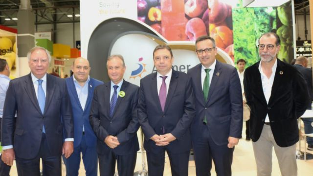 Diego Conesa visita con el ministro de Agricultura los expositores murcianos de Fruit Attraction para poner en valor al sector regional - 3, Foto 3