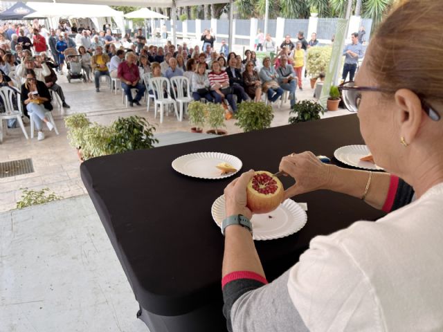 Vicentina Navarro gana un concurso por su destreza para pelar granadas en menos de 4 minutos - 1, Foto 1