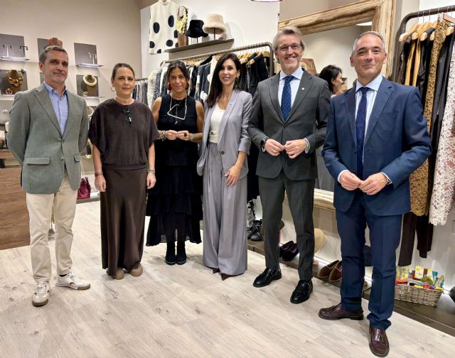 El consejero de Empresa visita varios comercios de proximidad que se han modernizado con el Plan de Mejora de la Cámara de Comercio El consejero de Empresa visita varios comercios de proximidad que se han modernizado con el Plan de Mejora de la Cámara de Comercio