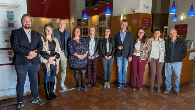 Bullas comparte su experiencia en enoturismo con una delegación húngara del proyecto europeo 'Slowdown' Bullas comparte su experiencia en enoturismo con una delegación húngara del proyecto europeo 'Slowdown'