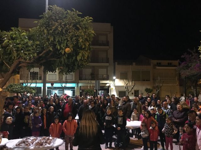 Más de 330 vecinos disfrutaron de 67 litros de chocolate y de 400 magdalenas en la primera gran chocolatada vecinal de Corvera - 1, Foto 1