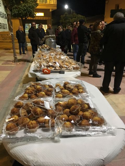 Más de 330 vecinos disfrutaron de 67 litros de chocolate y de 400 magdalenas en la primera gran chocolatada vecinal de Corvera - 2, Foto 2