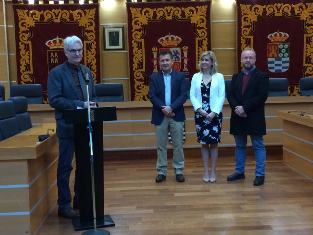 Recepción y entrega de reconocimiento en el Ayuntamiento de Molina de Segura al profesor Ton Stok por su apoyo a las actividades formativas de los CIFEAS - 2, Foto 2